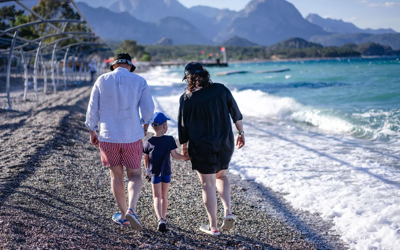 Non, la randonnée en famille dans les Alpes-Maritimes n'est pas réservée aux sportifs aguerris — Un département qui joue sur tous les tableaux, du littoral aux sommets