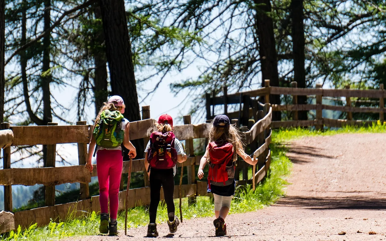 Non, la randonnée en famille dans les Alpes-Maritimes n'est pas réservée aux sportifs aguerris — Ce que les familles trouvent vraiment dans les Alpes-Maritimes